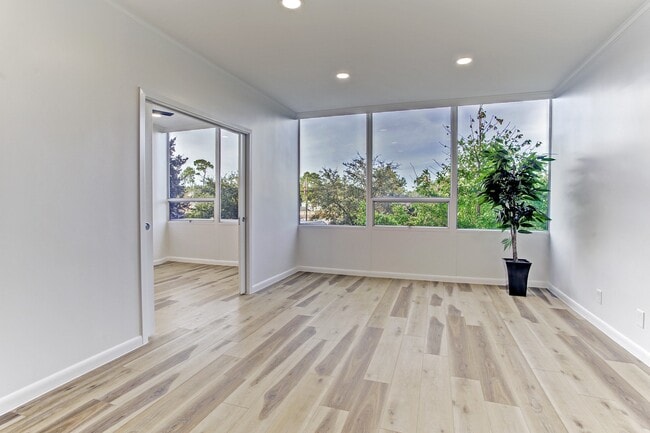 Building Photo - 2701 Westheimer Rd