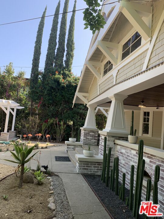 Building Photo - 400 N Avenue 66