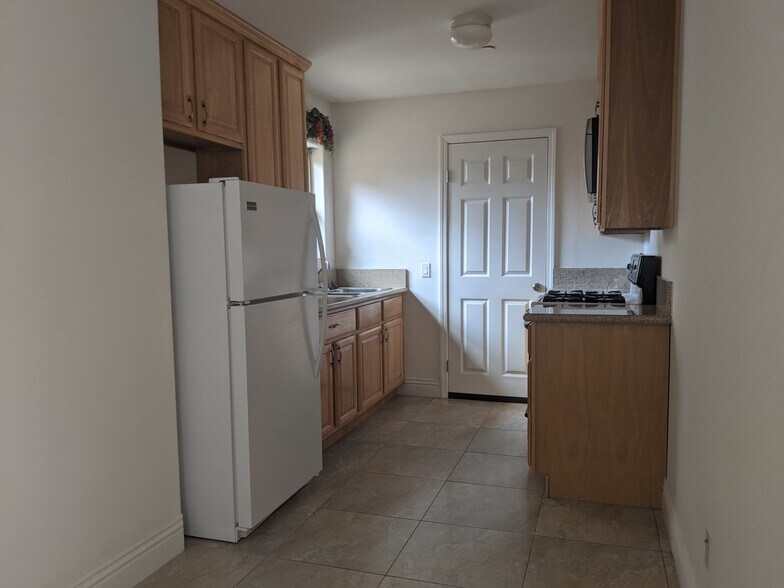 kitchen - 24381 Santa Clara Ave