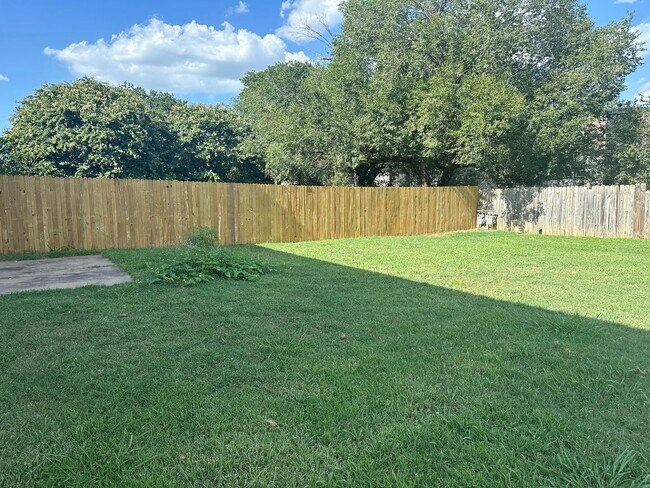 Building Photo - This duplex offers 3 spacious bedrooms, 2....