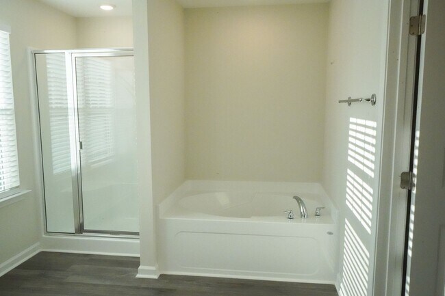 Building Photo - AVAILABLE NOW!