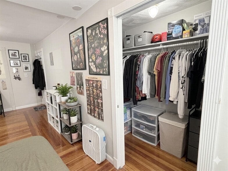 Building Photo - 521 Main St