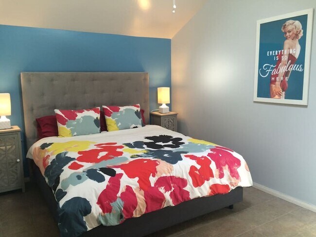 Building Photo - Gorgeous Upstairs unit with downtown view ...