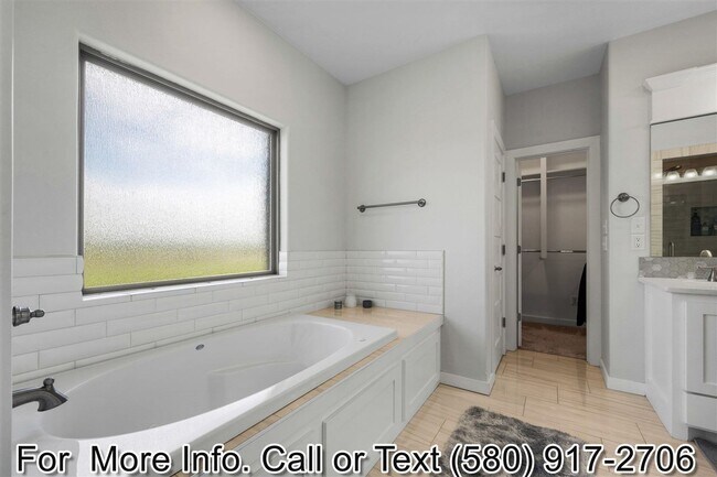 Building Photo - 6309 SW Oakmont Blvd