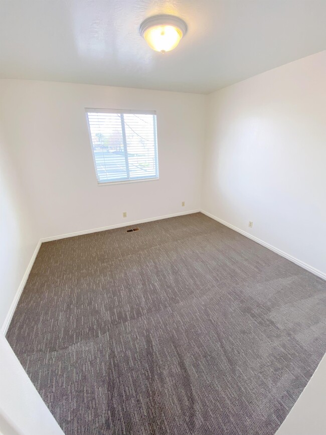 Building Photo - 707 600 W