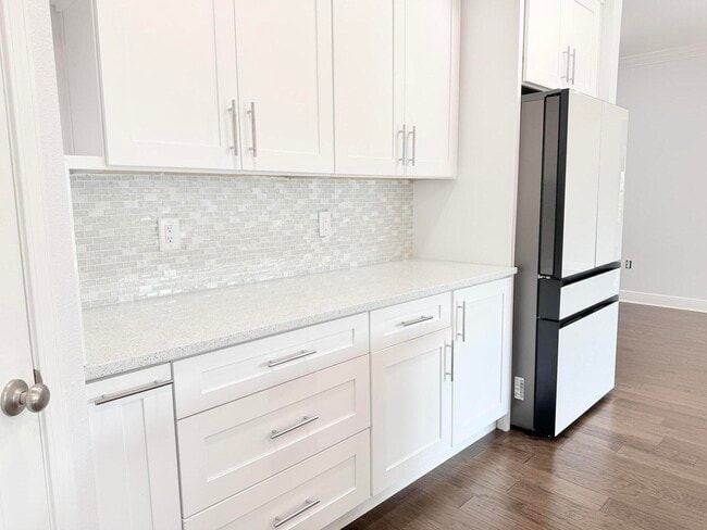 Building Photo - 590 Las Roblas Grande Dr