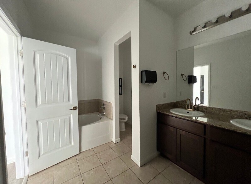Building Photo - 10575 Dodger Dr