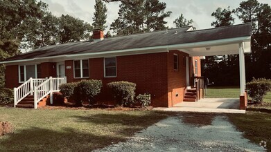 Building Photo - Farmhouse Charm!