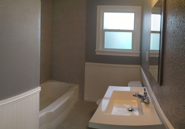 Building Photo - Beautifully remodeled 2 bed 1 bath home in Springfield!