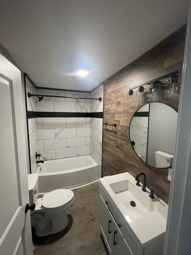 Building Photo - 916 9th St NE