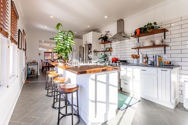 Building Photo - 310 S 7th St