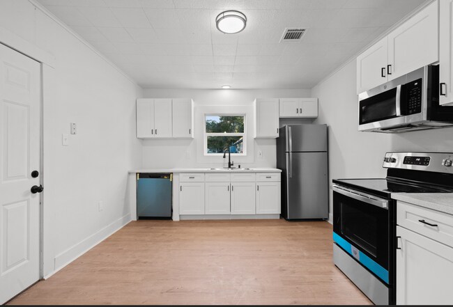 Building Photo - 3 bedroom on large lot