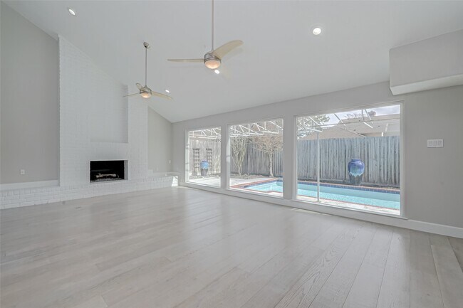 Building Photo - 915 Daria Dr