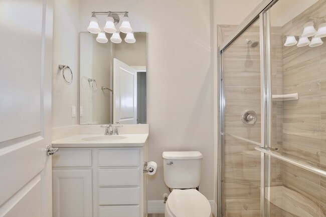 Building Photo - Luxurious 3/3.5 Spacious Townhome with a B...
