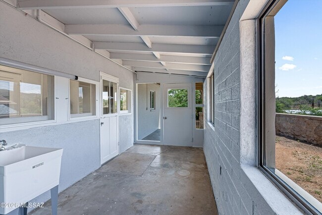 Building Photo - 730 N Robles Rd