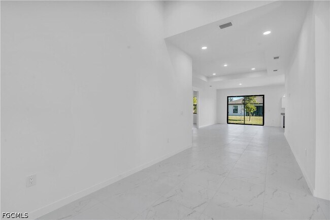 Building Photo - 1021 Chiquita Blvd N