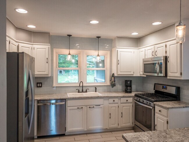 Building Photo - Beautiful Three-Bedroom with Fenced Yard i...
