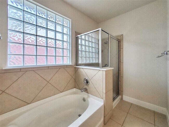 Building Photo - 14829 Fernhill Dr