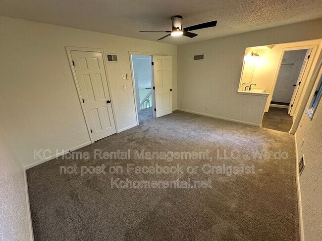 Building Photo - 3870 SW Harbor Dr