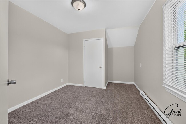Building Photo - 4 Bedroom Home - $1,550