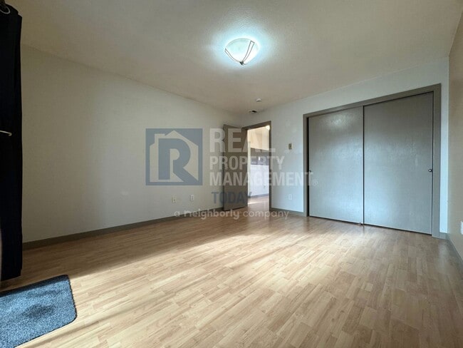 Building Photo - Charming 2 Bedroom Home with Large Yard & Garage!