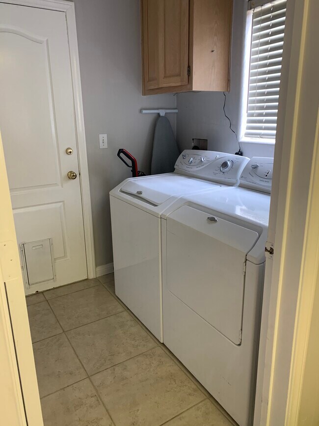 Building Photo - 2224 Ruhland Ave