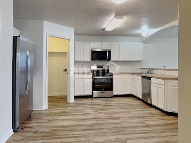 Building Photo - 2518 Halstead Dr