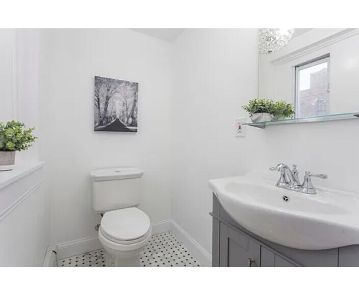 Building Photo - 823 S Hutchinson St