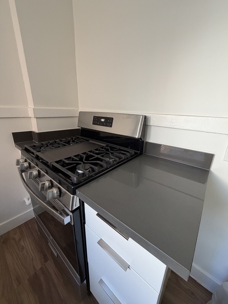 More countertop and storage - 700 Mason St