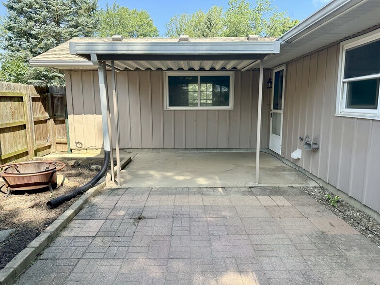 Building Photo - 227 Creekwood Dr