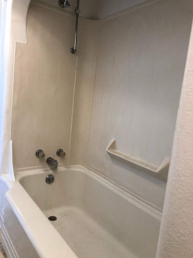 Bath Tub combo - 3104 N 8th St