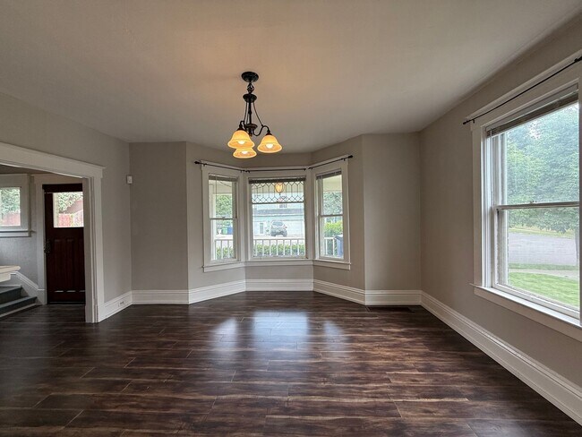 Building Photo - Elegant 2 Bed, 1 Bath Home on South Hill!