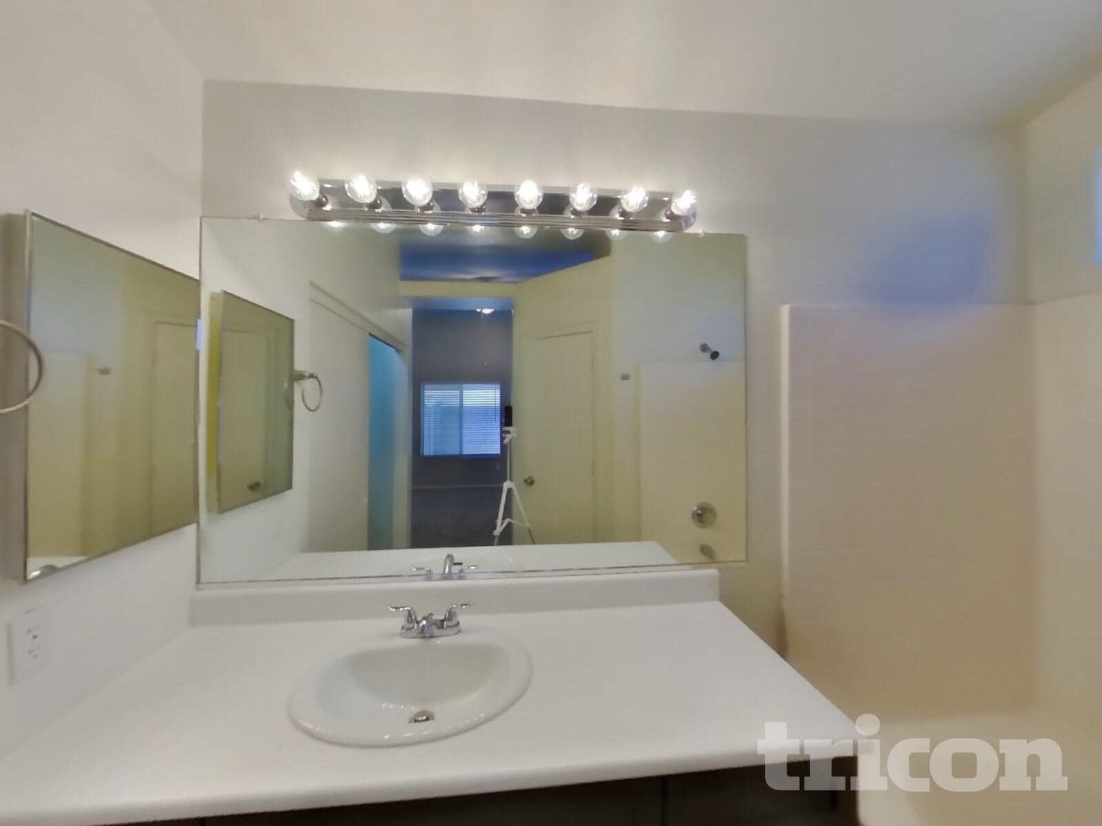 Building Photo - 10446 W Orange Dr