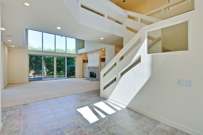 Building Photo - Large 3,767 sqft home on a 10,000 sqft lot- 2 bed located on 1st floor w/ separate entrance - Top...
