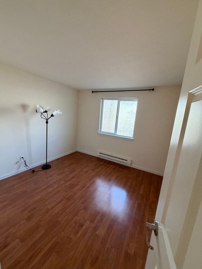 Building Photo - Bellevue/Factoria 2bd 1bath Condo for Rent!