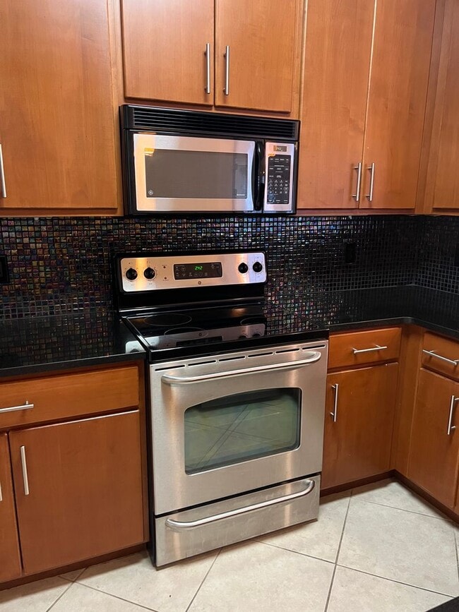 Building Photo - Upgraded First Floor Condo - Estate at Wes...