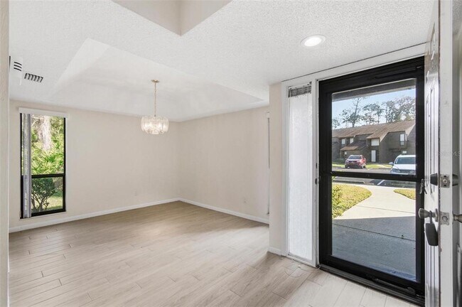 Building Photo - 41 Hembury Ln