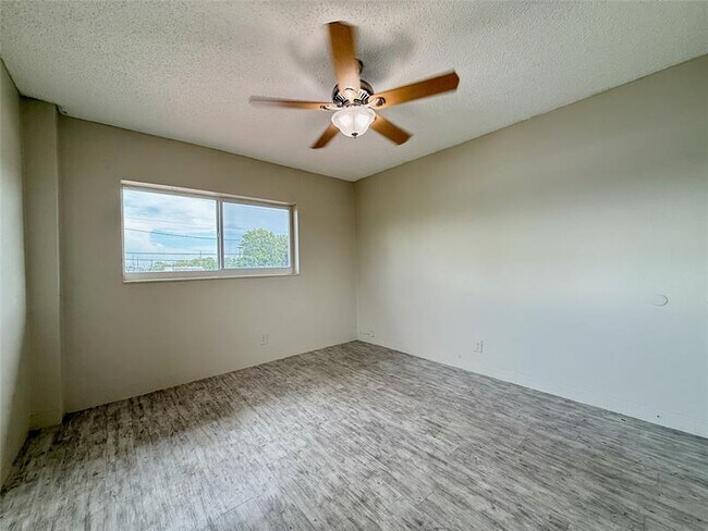 Building Photo - 530 NE 34th Ct
