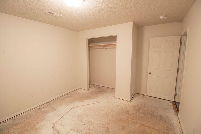 Building Photo - 210 Wheaton Ct