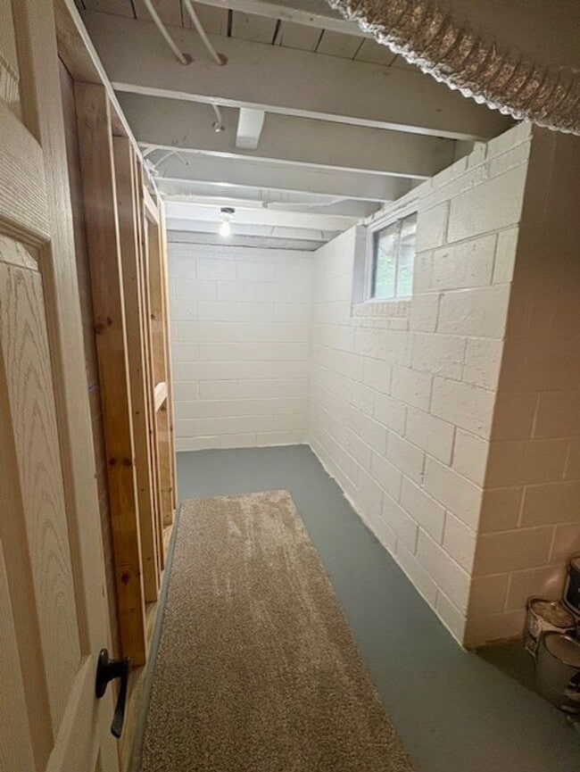 Building Photo - Charming 4-Bedroom Home in the Heart of Windsor Heights!