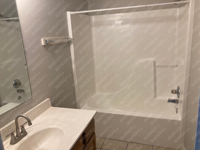 Building Photo - 340 Gloria St