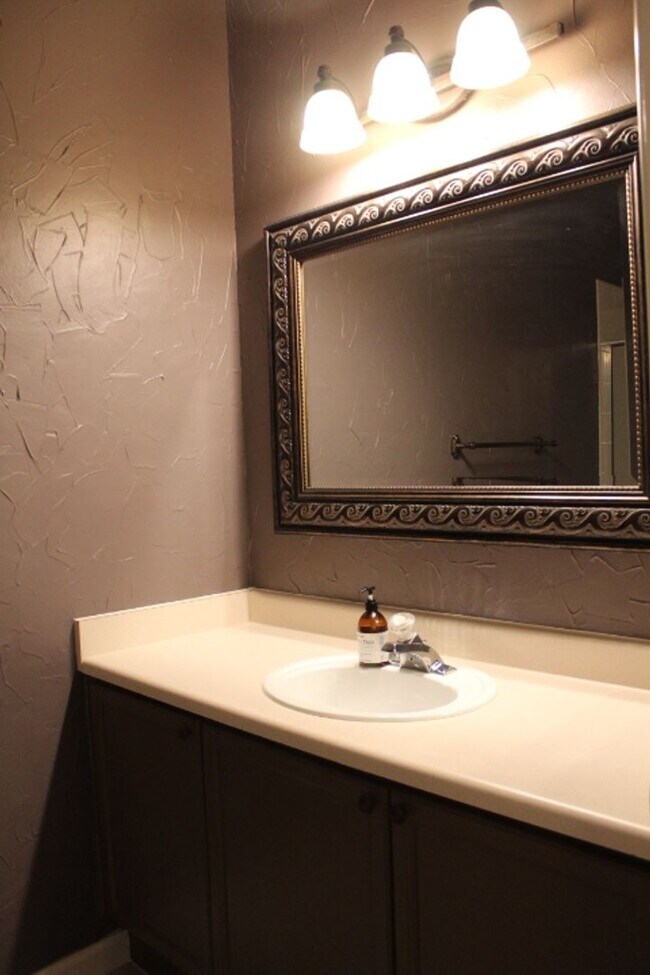 Building Photo - Littleton 2 br/2 ba Condo in Mountain Gate III!