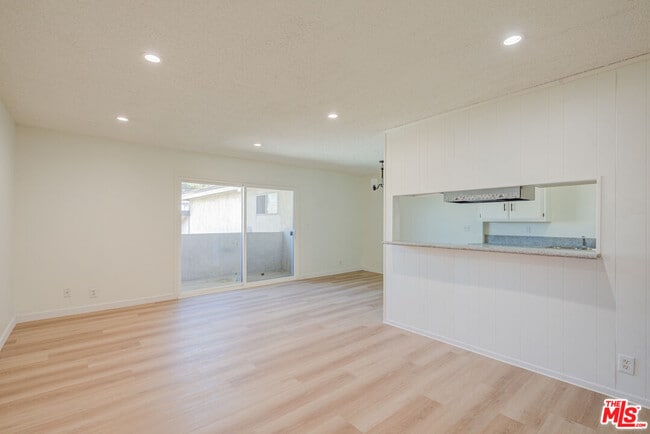 Building Photo - 305 E Plymouth St