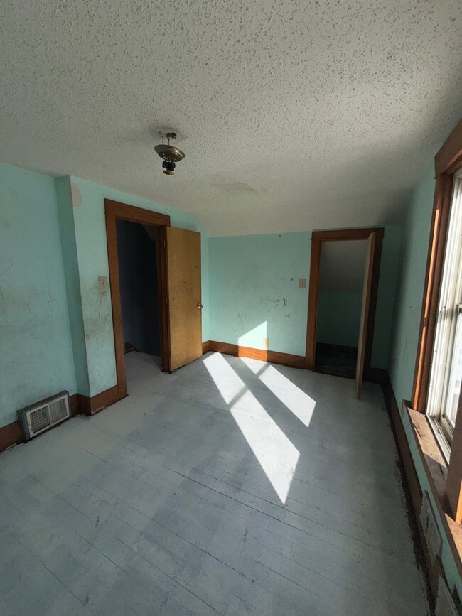 Building Photo - 111 E Livingston Dr