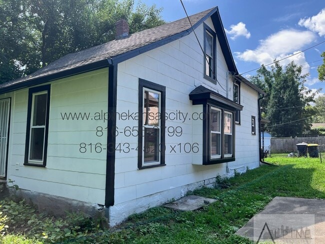 Building Photo - Updated NE Home!