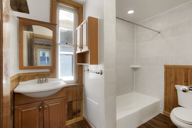 Building Photo - Historic 2 Bed / 1 Bath Townhome near Down...