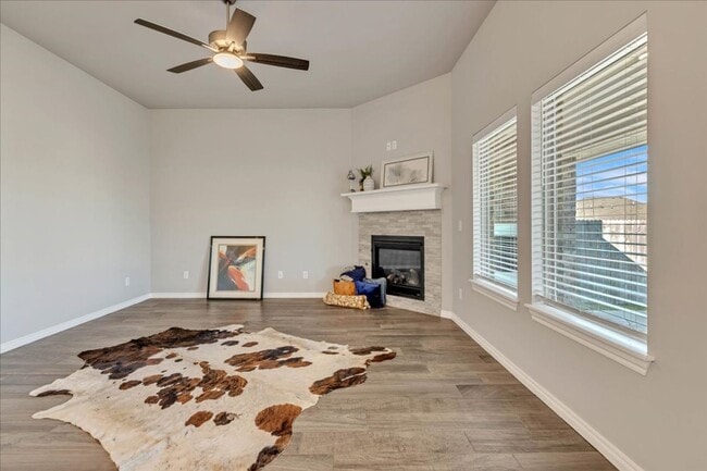 Building Photo - Nearly New Yukon Schools