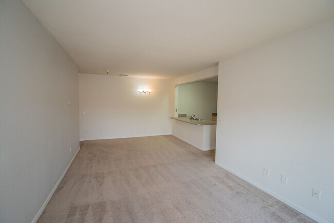 Building Photo - 2 Primary Suites Condo Near UNR