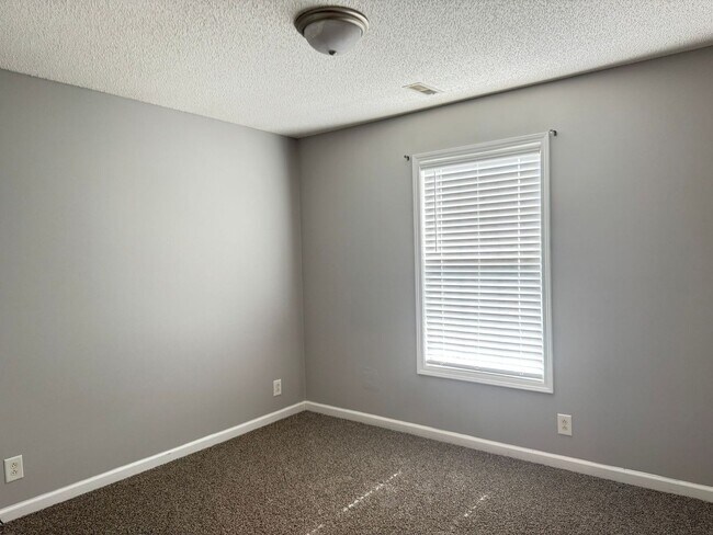 Building Photo - Almost 2000 sq.ft! Super Nice & Clean! 3 B...