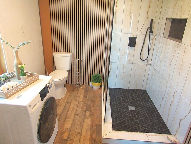 Building Photo - Fully Furnished Humble Duplex on the Water